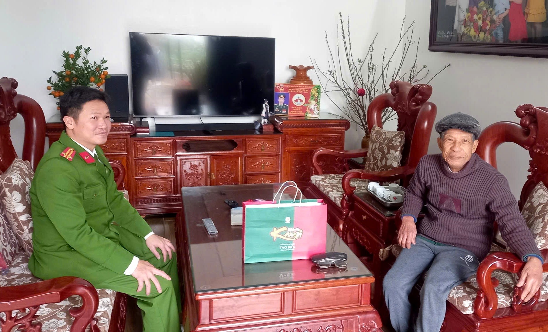 Công an xã Mao Điền tổ chức nhiều hoạt động an sinh xã hội, chăm lo đời sống Nhân dân dịp Tết Nguyên đán