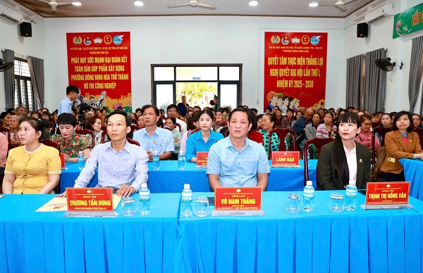 H&igrave;nh ảnh trao qu&agrave; chương tr&igrave;nh 