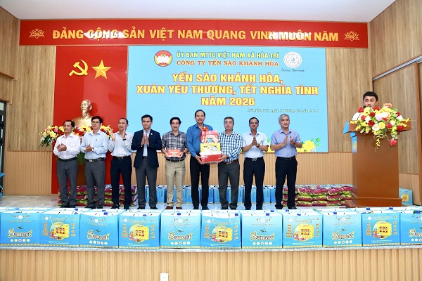 H&igrave;nh ảnh trao qu&agrave; chương tr&igrave;nh 