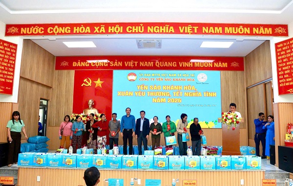 H&igrave;nh ảnh trao qu&agrave; chương tr&igrave;nh 