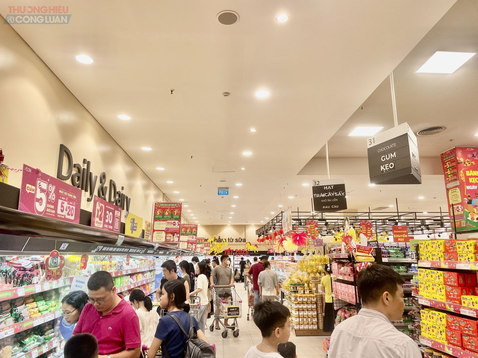 Người d&acirc;n đi mua sắm dịp Tết B&iacute;nh Ngọ 2026 tại c&aacute;c si&ecirc;u thị ở TP. HCM