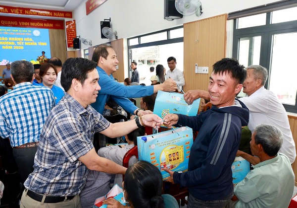 H&igrave;nh ảnh trao qu&agrave; chương tr&igrave;nh 