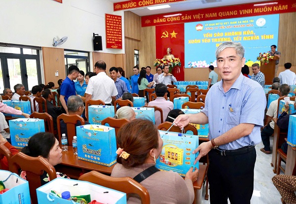 H&igrave;nh ảnh trao qu&agrave; chương tr&igrave;nh 