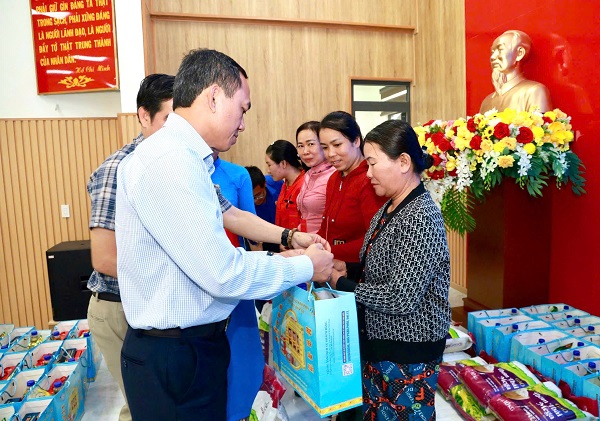 H&igrave;nh ảnh trao qu&agrave; chương tr&igrave;nh 