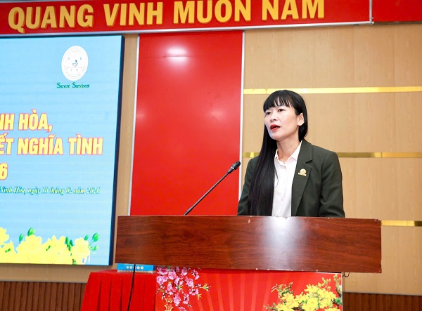 B&agrave; Trịnh Thị Hồng V&acirc;n- Chủ tịch HĐTV C&ocirc;ng ty Yến s&agrave;o Kh&aacute;nh H&ograve;a ph&aacute;t biểu khi đến tặng qu&agrave; 