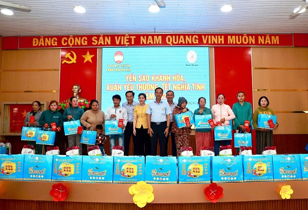 H&igrave;nh ảnh trao qu&agrave; chương tr&igrave;nh 