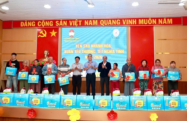 H&igrave;nh ảnh trao qu&agrave; chương tr&igrave;nh 