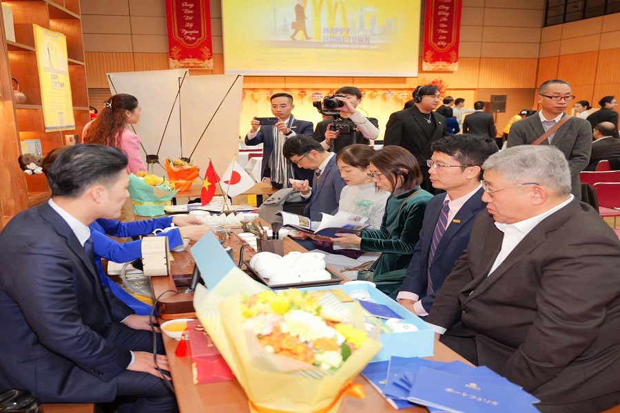 Kh&ocirc;ng gian n&agrave;y truyền tải th&ocirc;ng điệp: &ldquo;Ch&eacute;n tr&agrave; kết nối kiều b&agrave;o &ndash; Chung tay kiến tạo kỷ nguy&ecirc;n Việt Nam vươn m&igrave;nh.&rdquo;