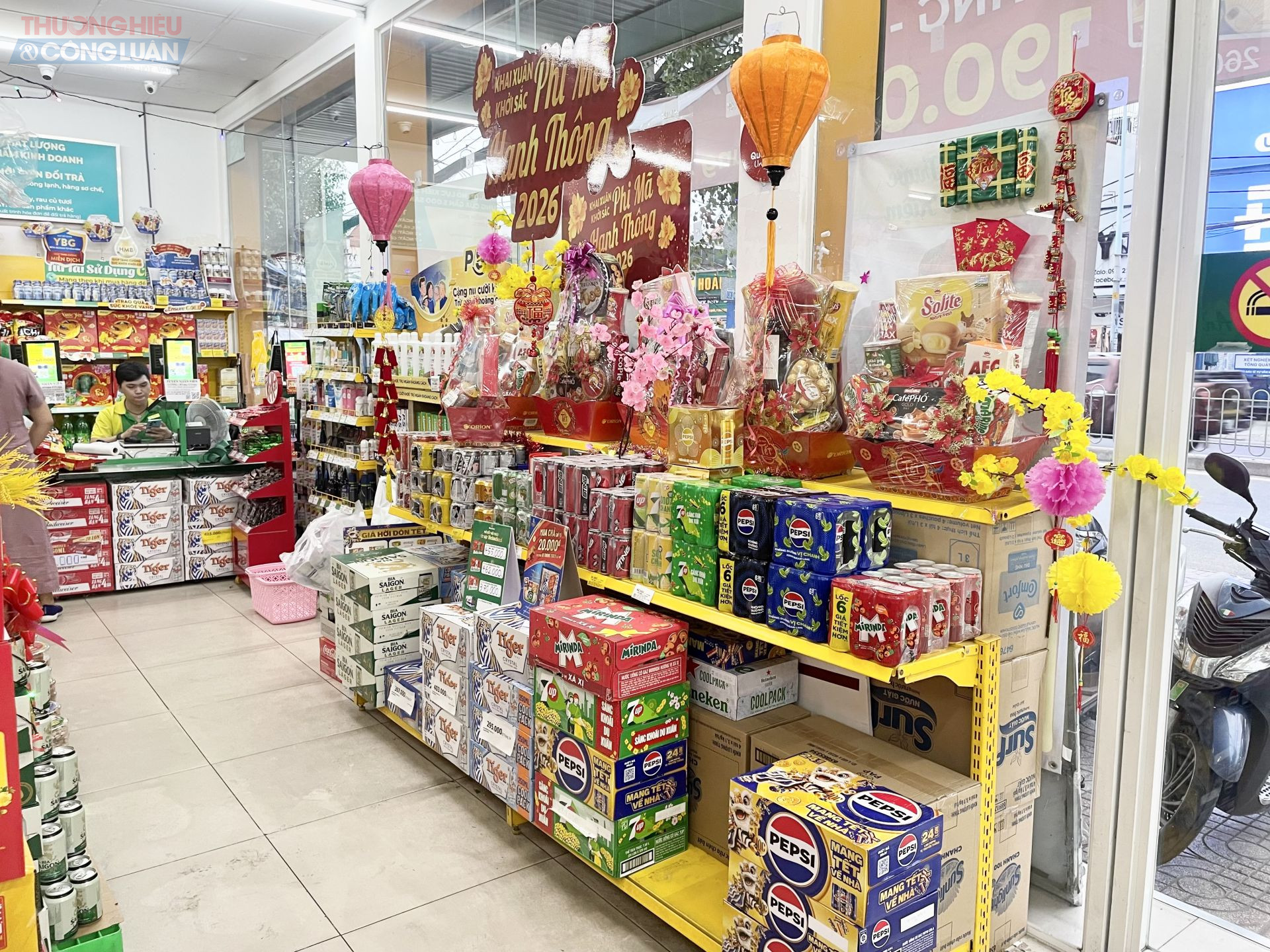 H&agrave;ng h&oacute;a Tết đa dạng tại hệ thống c&aacute;c cửa h&agrave;ng b&aacute;n lẻ.