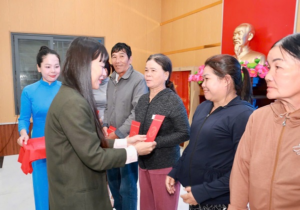 H&igrave;nh ảnh trao qu&agrave; chương tr&igrave;nh 