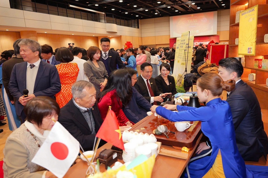 Dưới b&agrave;n tay đi&ecirc;u luyện của c&aacute;c nghệ nh&acirc;n v&agrave; tr&agrave; nương, c&acirc;u chuyện về c&acirc;y tr&agrave; Việt &ndash; từ nguồn cội.