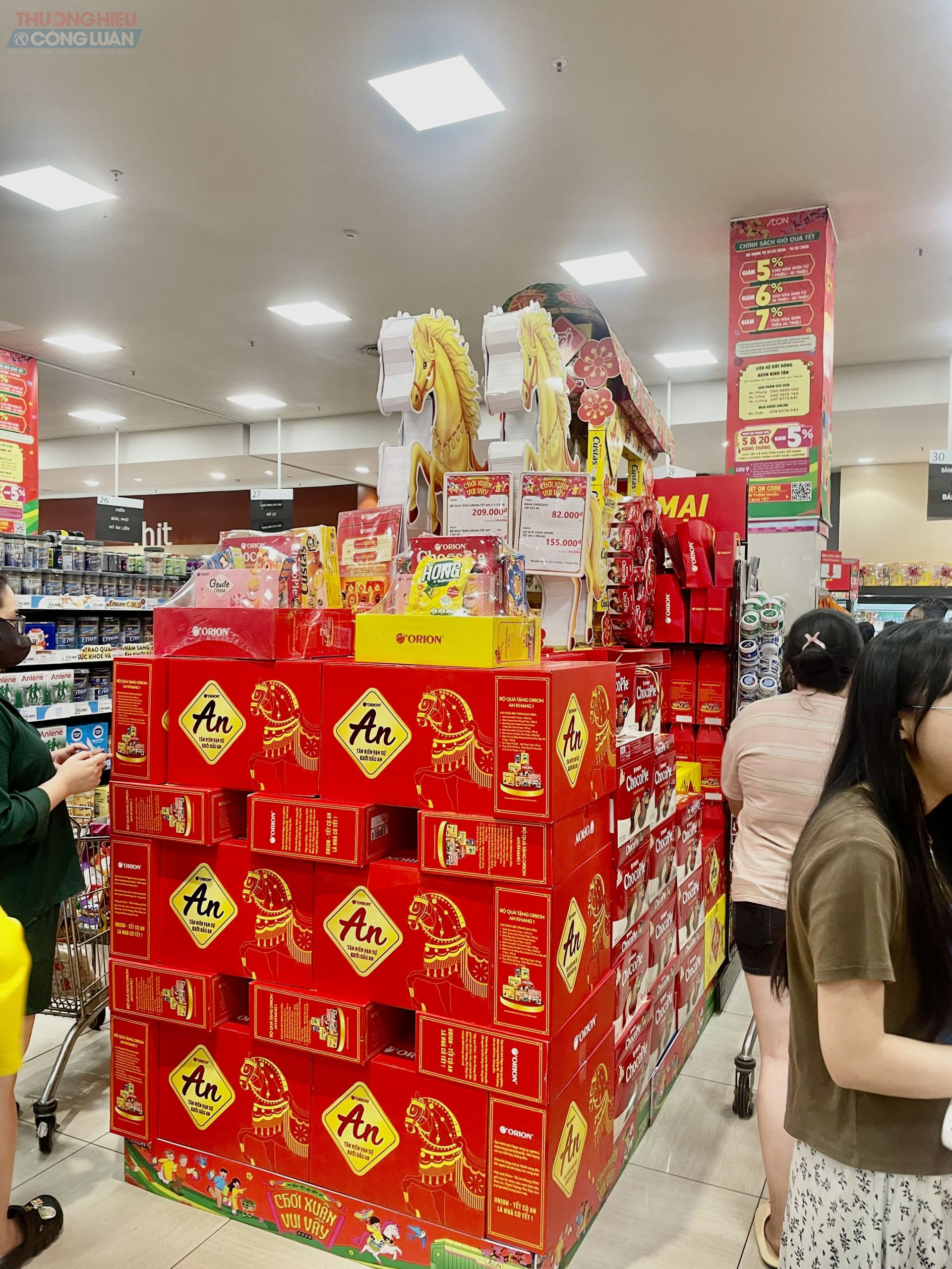 Thương hiệu Orion với sắc đỏ, v&agrave;ng chủ đạo dịp Tết năm nay.