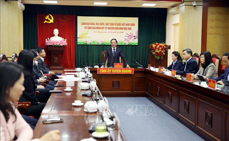 Đại tướng Trịnh Văn Quyết ph&aacute;t biểu tại buổi l&agrave;m việc với Tỉnh ủy Tuy&ecirc;n Quang.