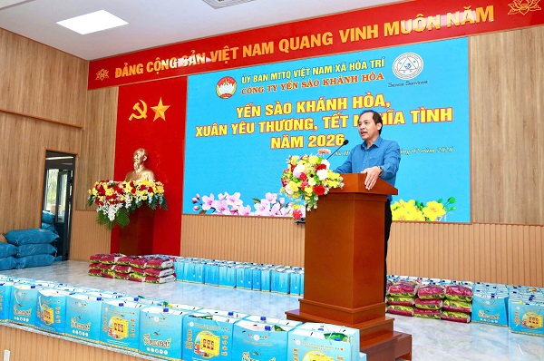 H&igrave;nh ảnh trao qu&agrave; chương tr&igrave;nh 