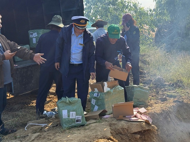 Lực lượng l&agrave;m nhiệm vụ thực hiện ti&ecirc;u hủy l&ocirc; h&agrave;ng. Ảnh: P-Nguyễn