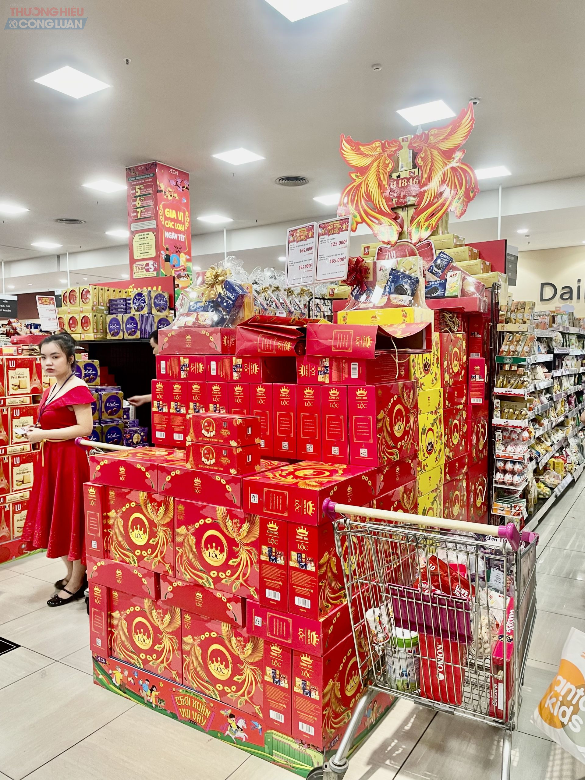 Thương hiệu Kinh đ&ocirc; với nhiều hộp qu&agrave; c&oacute; k&iacute;ch thước c&ugrave;ng gi&aacute; cả hợp l&yacute; nhằm thu h&uacute;t người mua lựa chọn l&agrave;m qu&agrave; Tết.