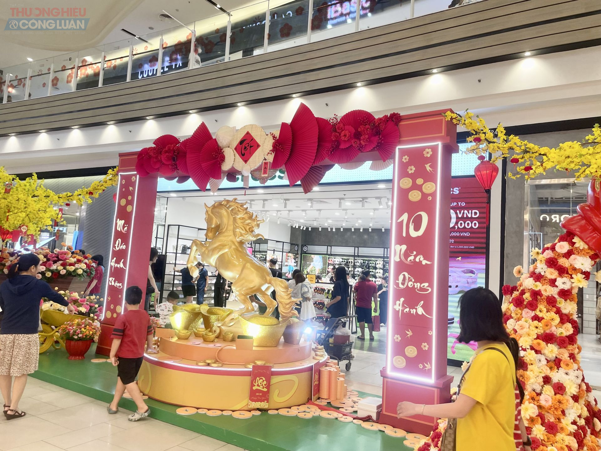 Kh&ocirc;ng gian mua sắm được trang tr&iacute; đậm chất Xu&acirc;n mang lại kh&ocirc;ng kh&iacute; vui tươi cho người ti&ecirc;u d&ugrave;ng khi đi mua sắm.