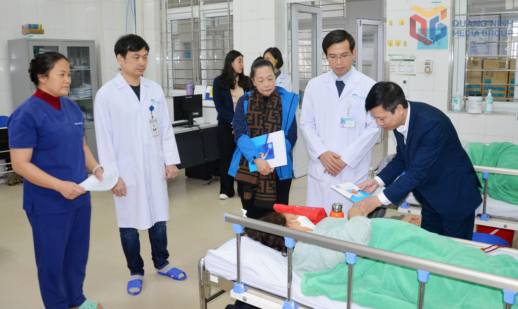 Ph&oacute; Gi&aacute;m đốc BHXH tỉnh Quảng Ninh Nguyễn Huy Th&ocirc;ng thăm hỏi, tặng qu&agrave; cho bệnh nh&acirc;n ho&agrave;n cảnh kh&oacute; khăn đang điều trị tại Khoa Thận - Lọc m&aacute;u, Bệnh viện B&atilde;i Ch&aacute;y
