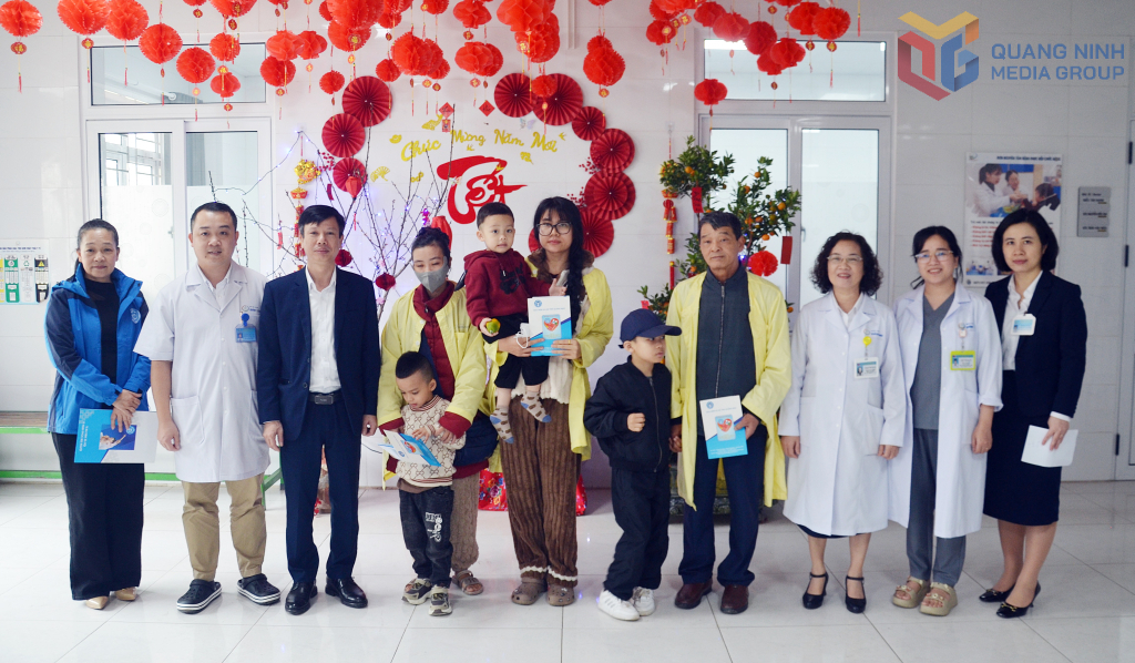 BHXH tỉnh Quảng Ninh tặng quà Tết cho bệnh nhân có hoàn cảnh khó khăn