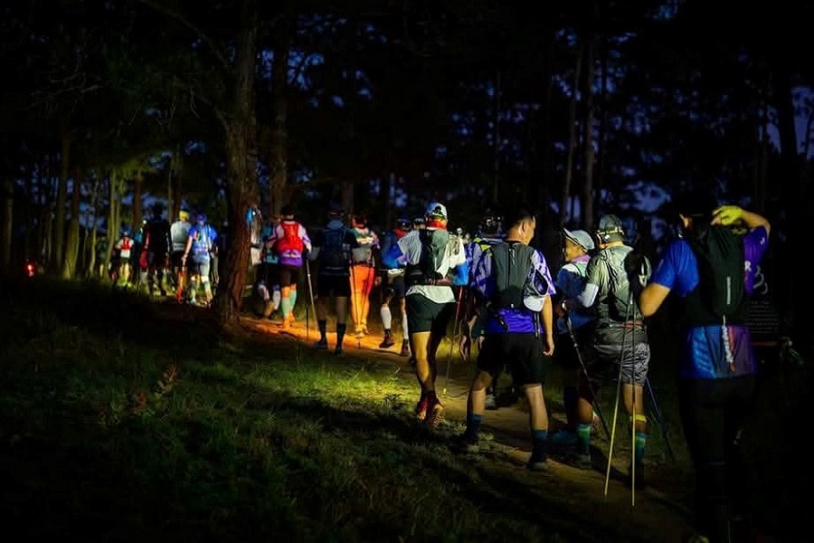 C&aacute;c VĐV chạy trong đ&ecirc;m tại Giải Chạy địa h&igrave;nh Dalat Ultra Trail