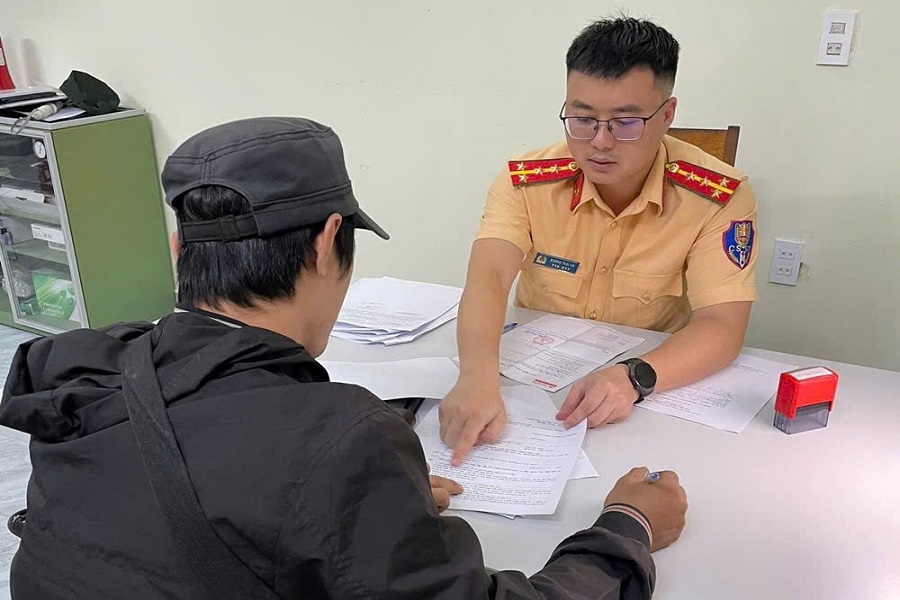 Lâm Đồng: Xử phạt tài xế xe khách chở học sinh vượt ẩu trên đèo Bảo Lộc