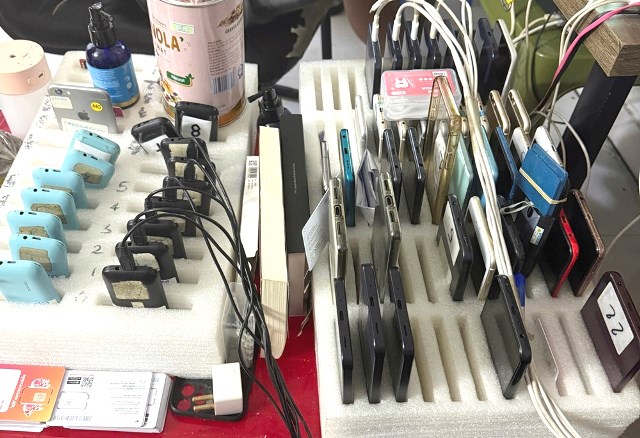 Tang vật li&ecirc;n quan vụ &aacute;n. Ảnh C&ocirc;ng an cung cấp.