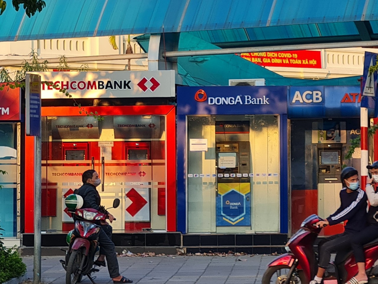 Tết Bính Ngọ 2026: Tiền mặt lùi bước, thanh toán số lên ngôi