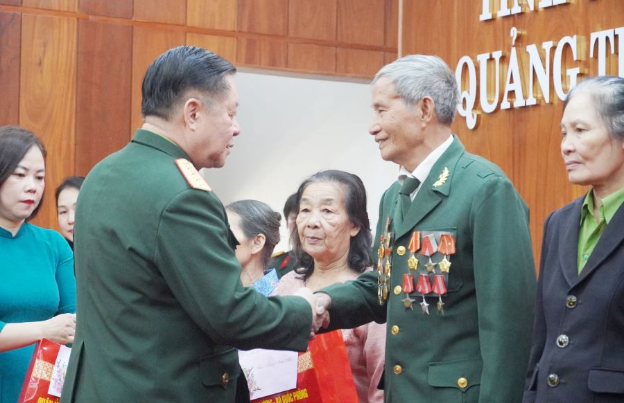 Đại tướng Nguyễn Trọng Nghĩa thăm, tặng quà Tết tại tỉnh Quảng Trị