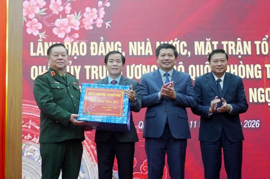 Đại tướng Nguyễn Trọng Nghĩa tặng qu&agrave;, ch&uacute;c Tết tỉnh Quảng Trị