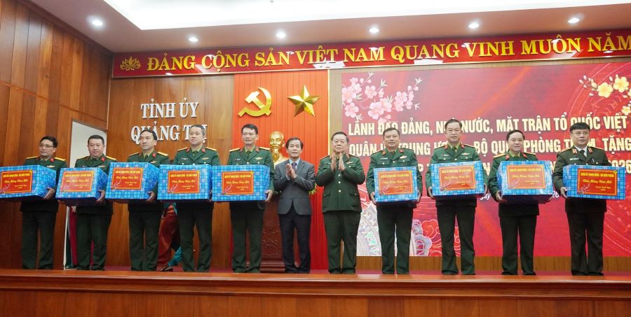 Đại tướng Nguyễn Trọng Nghĩa v&agrave; B&iacute; thư Tỉnh ủy Quảng Trị tặng qu&agrave;, ch&uacute;c Tết lực lượng vũ trang