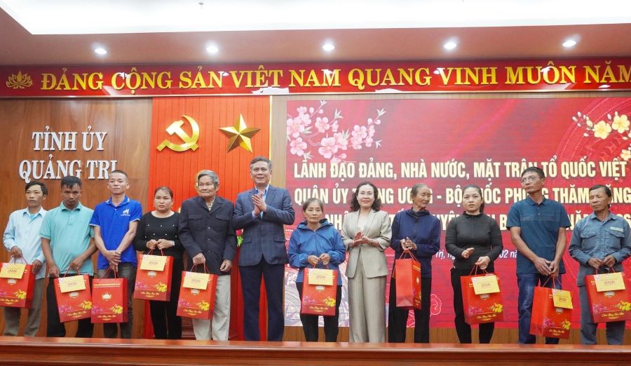 Đồng ch&iacute; Trần Thắng, Ph&oacute; B&iacute; thư Đảng ủy MTTQ, c&aacute;c đo&agrave;n thể Trung ương v&agrave; đồng ch&iacute; Phạm Thị H&acirc;n, Ph&oacute; Chủ tịch HĐND tỉnh tặng qu&agrave; Tết cho c&aacute;c hộ ngh&egrave;o