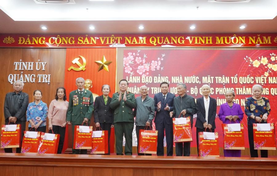 Đại tướng Nguyễn Trọng Nghĩa v&agrave; Chủ tịch UBND tỉnh Quảng Trị L&ecirc; Hồng Vinh tặng qu&agrave; cho c&aacute;c gia đ&igrave;nh ch&iacute;nh s&aacute;ch, người c&oacute; c&ocirc;ng ti&ecirc;u biểu