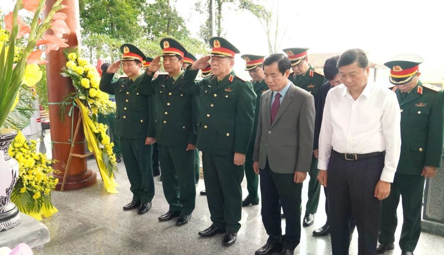 C&aacute;c đại biểu d&agrave;nh ph&uacute;t mặc niệm tưởng nhớ c&ocirc;ng lao của c&aacute;c Anh h&ugrave;ng liệt sĩ