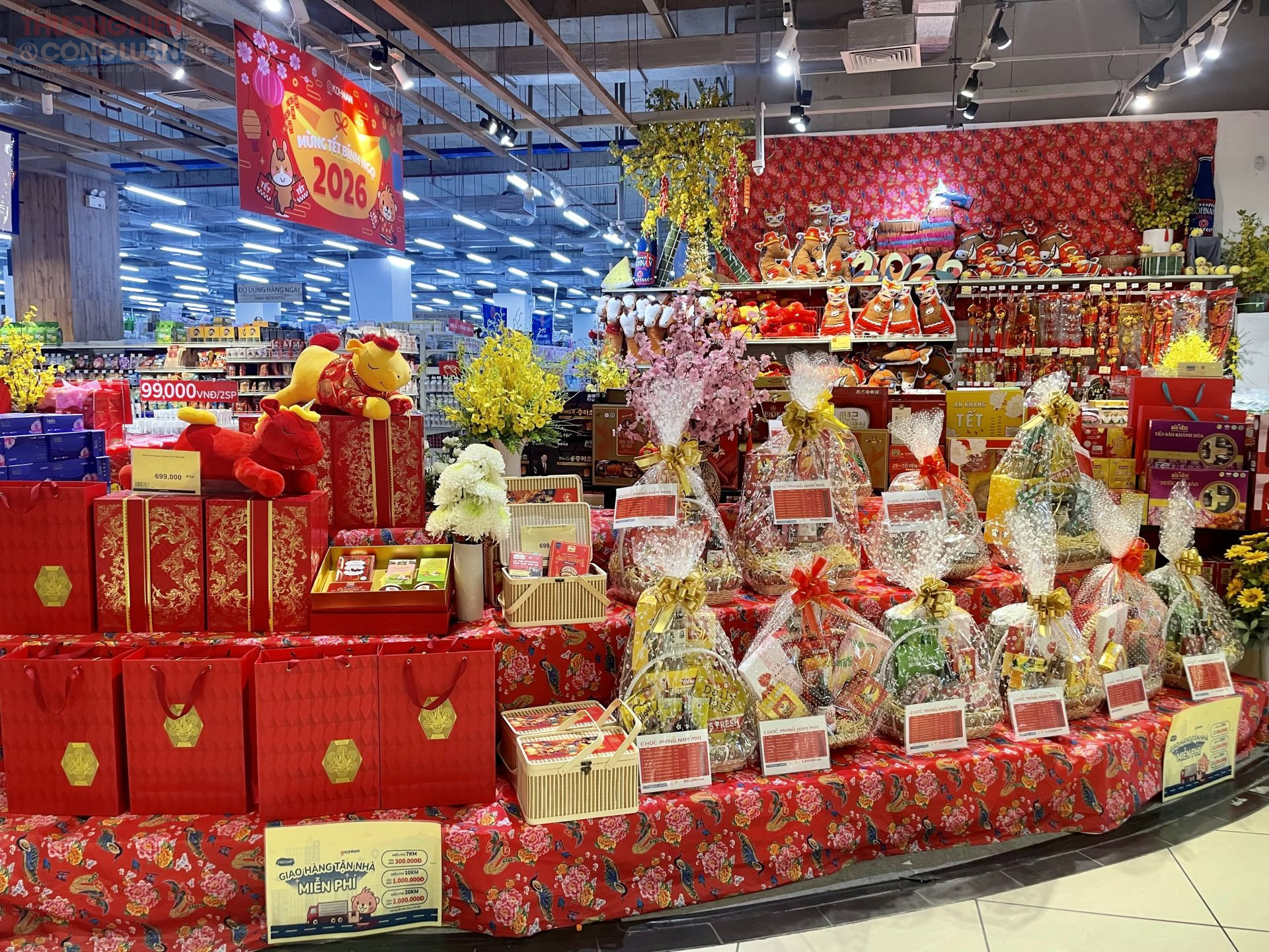 Giỏ qu&agrave; Tết mang m&agrave;u đỏ đặc trưng