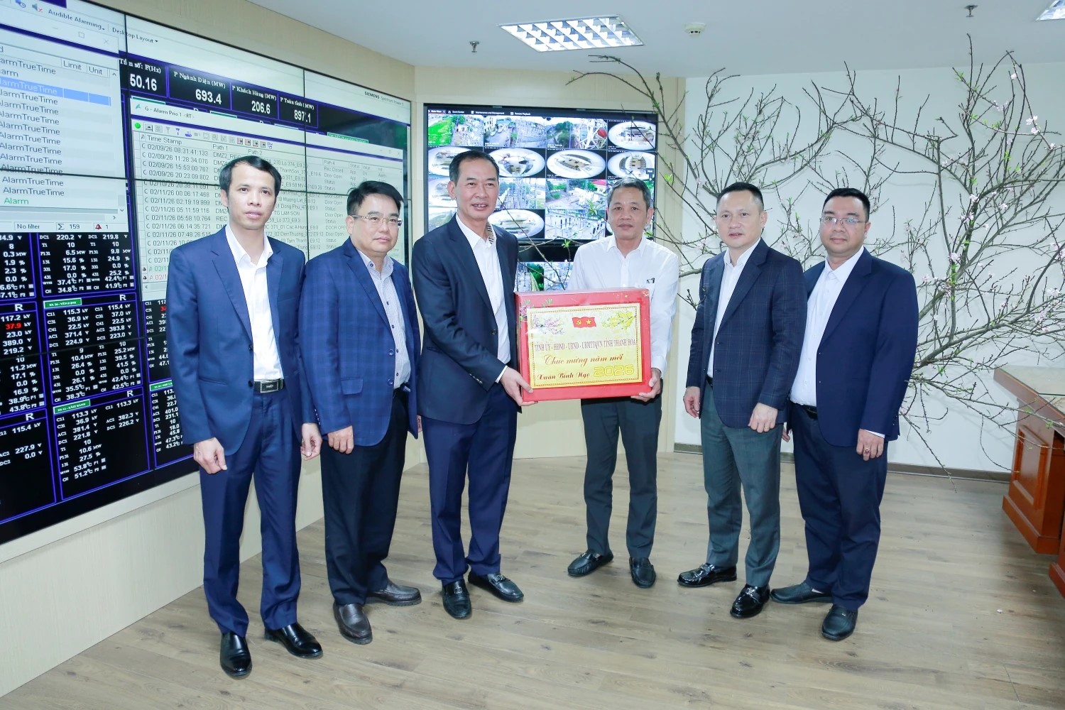 Đồng ch&iacute; Trịnh Tuấn Sinh, Ph&oacute; B&iacute; thư Tỉnh ủy, Chủ tịch Ủy ban MTTQ tỉnh tặng qu&agrave;, ch&uacute;c Tết c&aacute;n bộ, nh&acirc;n vi&ecirc;n Trung t&acirc;m điều khiển từ xa - C&ocirc;ng ty Điện lực Thanh H&oacute;a.