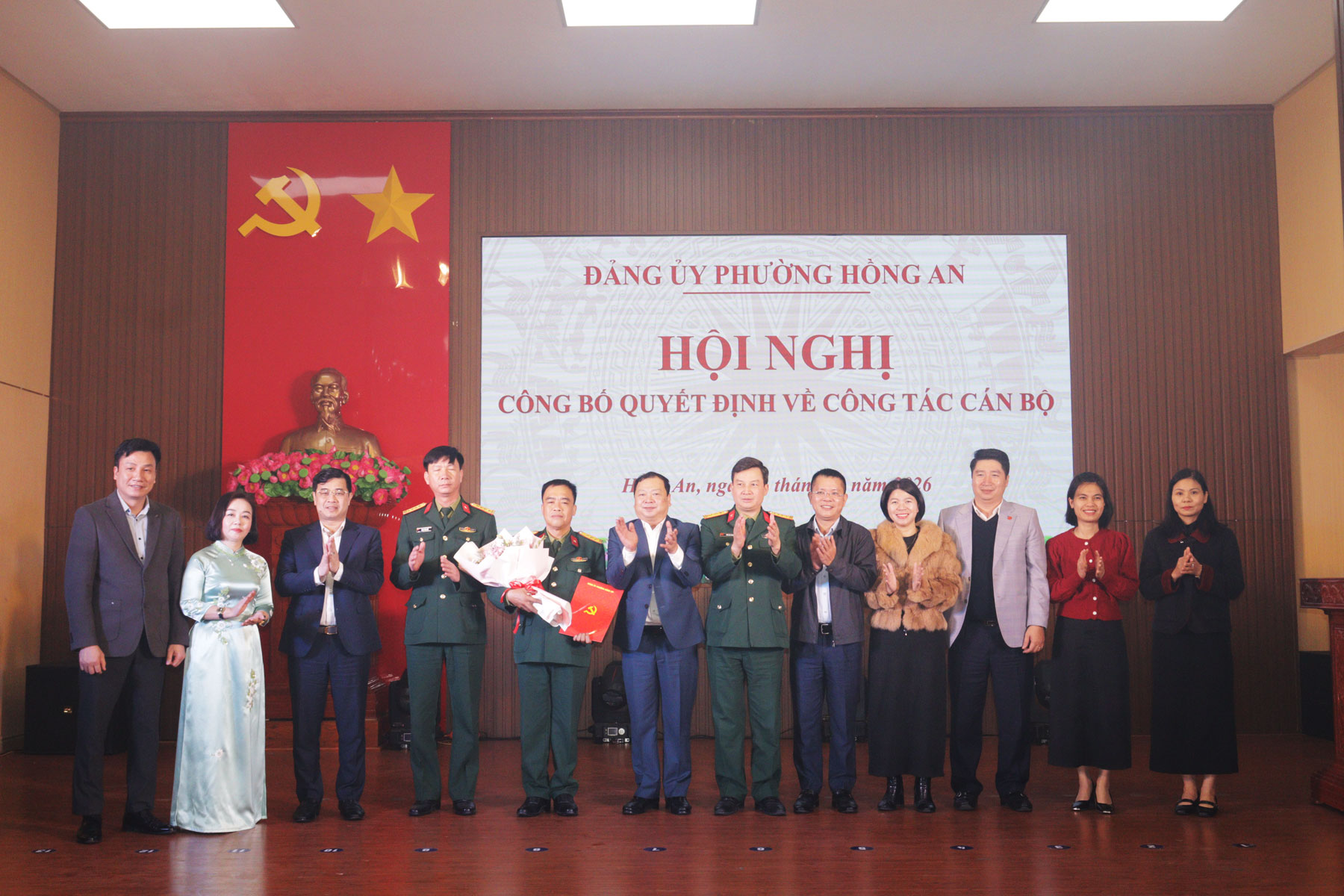 Trao Quyết định v&agrave; tặng hoa cho đồng ch&iacute; L&ecirc; Hữu Tuấn, Chỉ huy trưởng Ban Chỉ huy qu&acirc;n sự phường Hồng An.