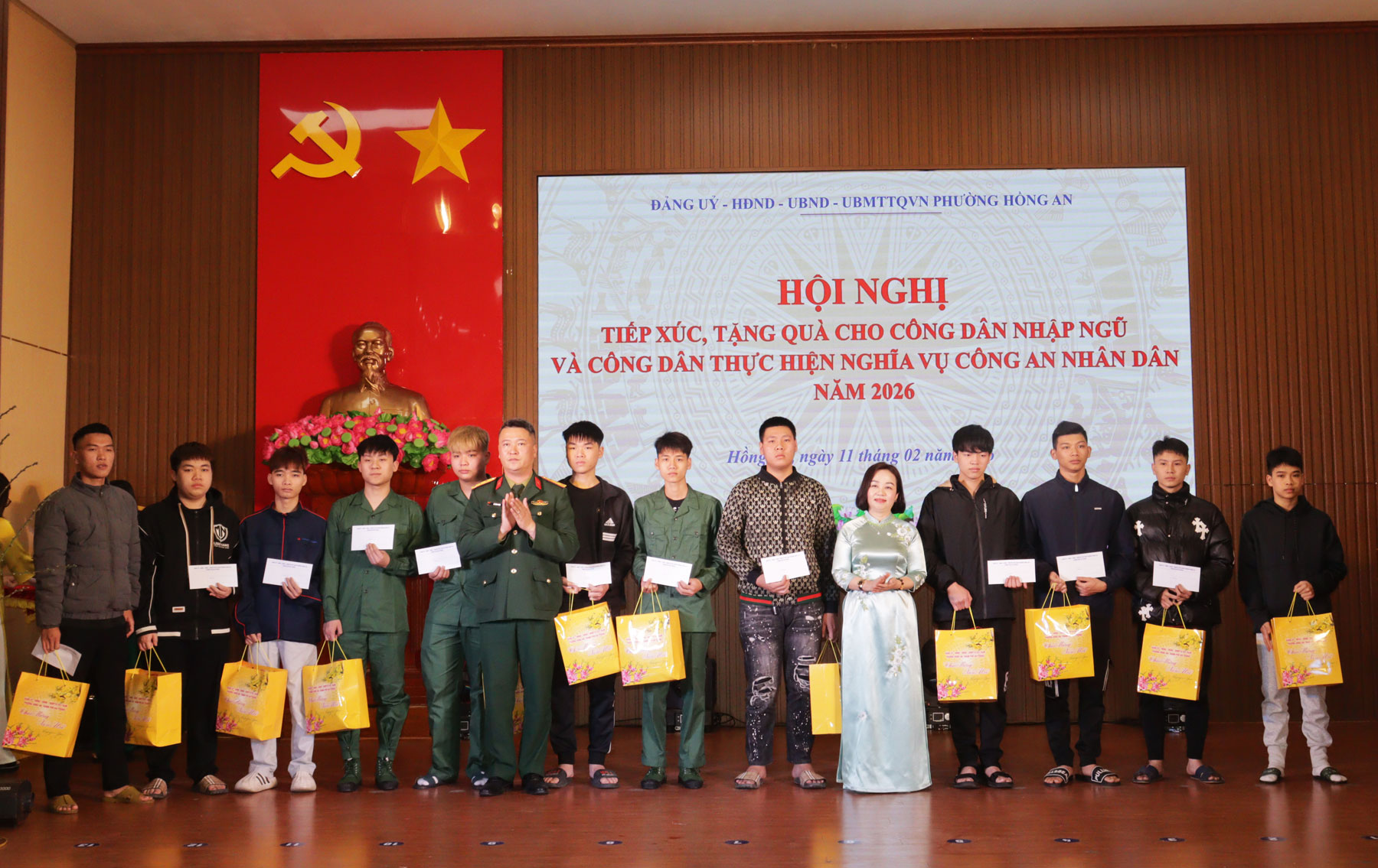 Trao qu&agrave; tặng c&aacute;c c&ocirc;ng d&acirc;n nhập ngũ v&agrave; c&ocirc;ng d&acirc;n thực hiện nghĩa vụ C&ocirc;ng an nh&acirc;n d&acirc;n năm 2026.