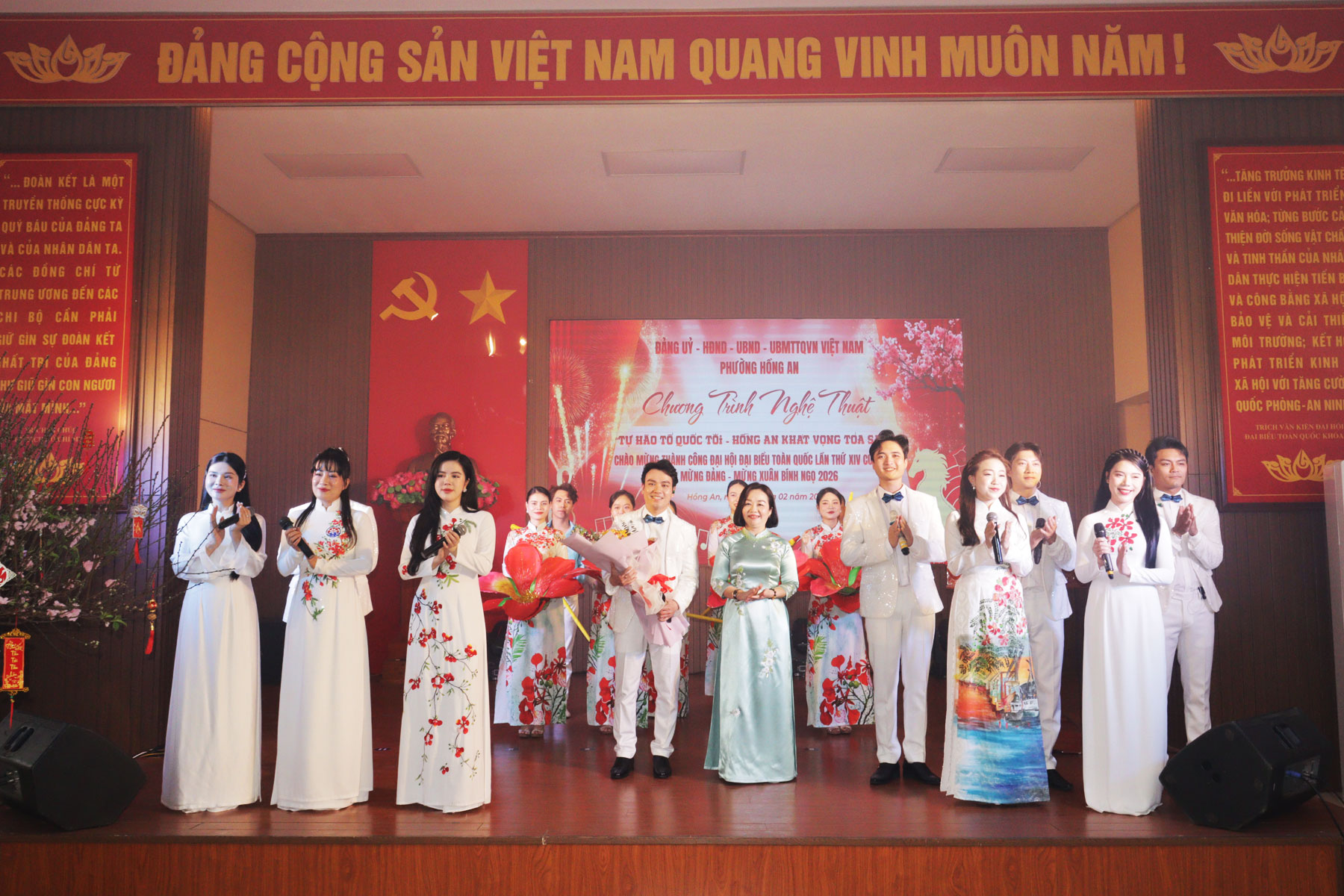 Phường Hồng An tiếp xúc, tặng quà cho công dân nhập ngũ và công dân thực hiện nghĩa vụ Công an nhân dân năm 2026