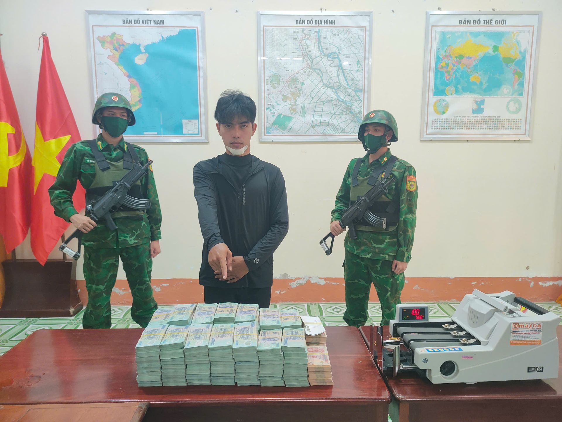 Đồn Bi&ecirc;n ph&ograve;ng cửa khẩu Long B&igrave;nh chủ tr&igrave; phối hợp với Đội đặc nhiệm Ph&ograve;ng chống ma tu&yacute; v&agrave; tội phạm (Ban Chỉ huy Bộ đội Bi&ecirc;n ph&ograve;ng tỉnh An Giang), Đo&agrave;n đặc nhiệm Ph&ograve;ng chống ma tu&yacute; v&agrave; tội phạm miền Nam ph&aacute;t hiện, bắt giữ đối tượng Nguyễn Văn Ch&acirc;u (sinh năm 2000, ngụ x&atilde; Nhơn Hội) c&oacute; h&agrave;nh vi vận chuyển tr&aacute;i ph&eacute;p hơn 7 tỷ đồng qua bi&ecirc;n giới