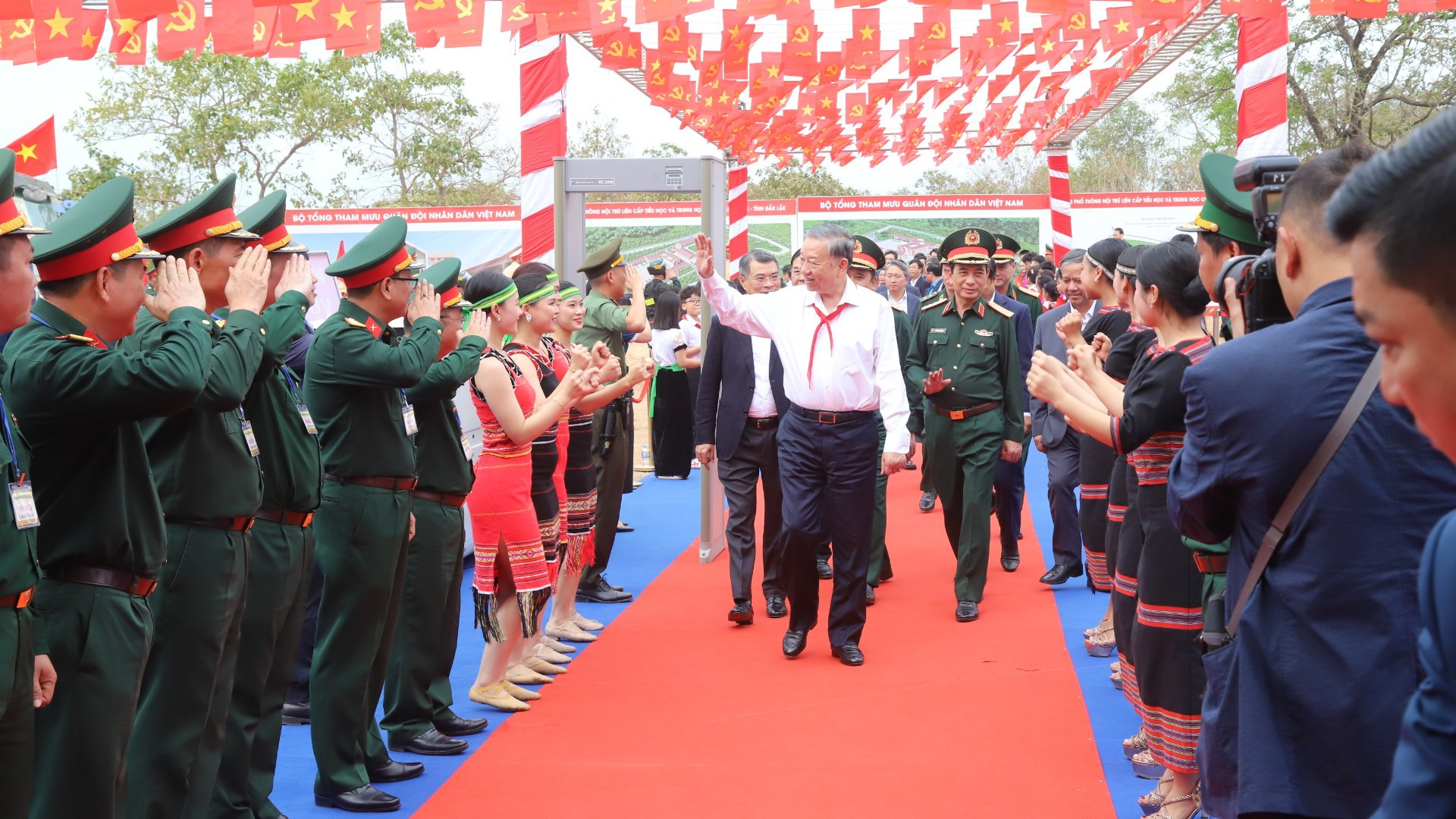 C&aacute;n bộ, gi&aacute;o vi&ecirc;n, học sinh x&atilde; Ea Rốk ch&agrave;o đ&oacute;n Tổng B&iacute; thư T&ocirc; L&acirc;m v&agrave; c&aacute;c đồng ch&iacute; l&atilde;nh đạo Đảng, Nh&agrave; nước đến dự Lễ khởi c&ocirc;ng.