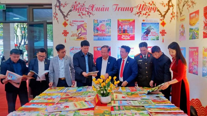 Thái Nguyên khai trương Phòng đọc báo Xuân Bính Ngọ và trưng bày sách về Đảng