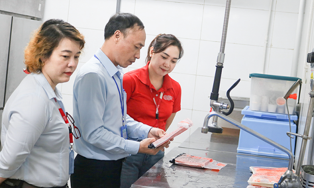 Đo&agrave;n kiểm tra c&aacute;c điều kiện ATTP tại c&aacute;c cơ sở sản xuất, kinh doanh thực phẩm dịch vụ ăn uống. Ảnh Thanh Nguy&ecirc;n.