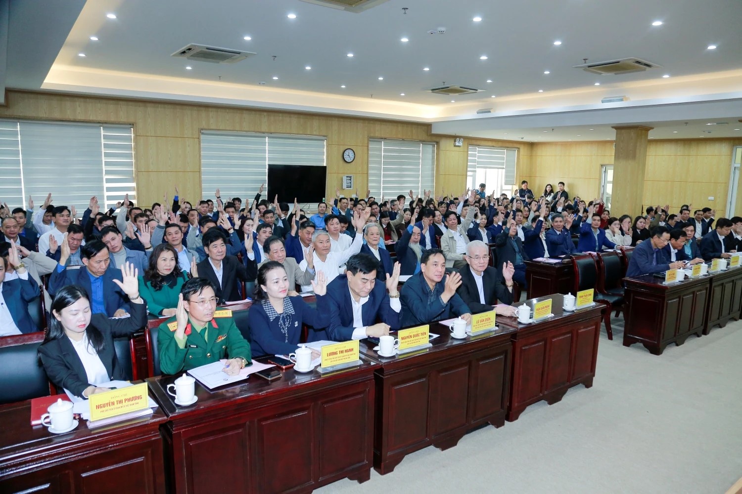 C&aacute;c đại biểu biểu quyết th&ocirc;ng qua cơ cấu, số lượng v&agrave; danh s&aacute;ch những người đủ ti&ecirc;u chuẩn ứng cử đại biểu Quốc hội kh&oacute;a XVI v&agrave; đại biểu HĐND tỉnh Thanh H&oacute;a kh&oacute;a XIX, nhiệm kỳ 2026-2031.