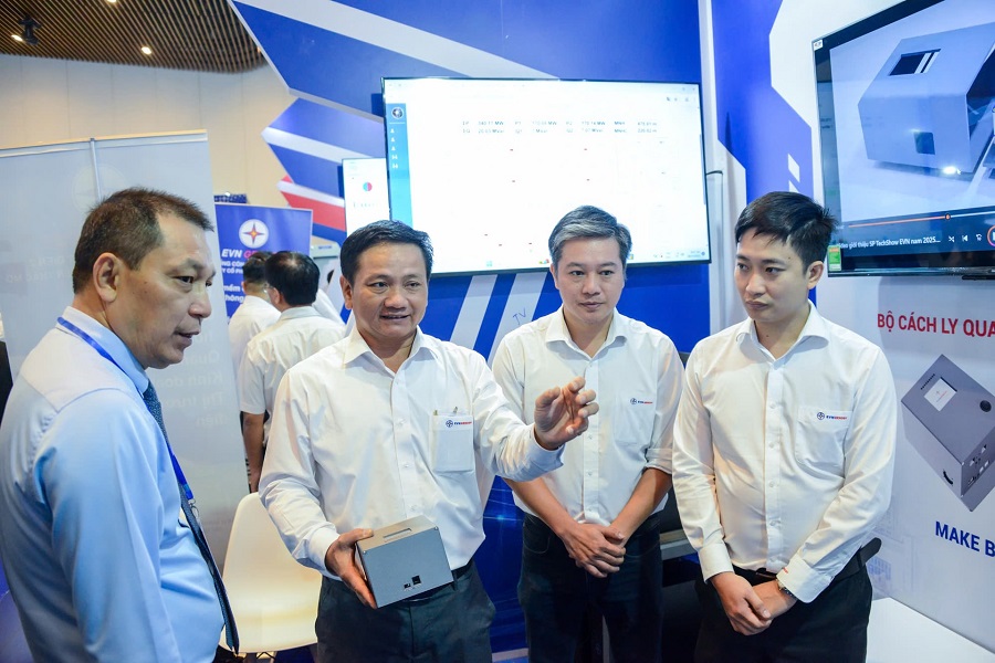 &Ocirc;ng Nguyễn Quang Vĩnh - Gi&aacute;m đốc C&ocirc;ng ty Thủy điện Đồng Nai (thứ 2, từ tr&aacute;i qua) giới thiệu về sản phẩm BigData v&agrave; c&aacute;ch ly quang cho kh&aacute;ch tham quan gian h&agrave;ng của c&ocirc;ng ty tại Techshow - Hội nghị Khoa học Kỹ thuật Điện lực to&agrave;n quốc năm 2025 do EVN tổ chức. Ảnh: Đ&ocirc;ng Anh