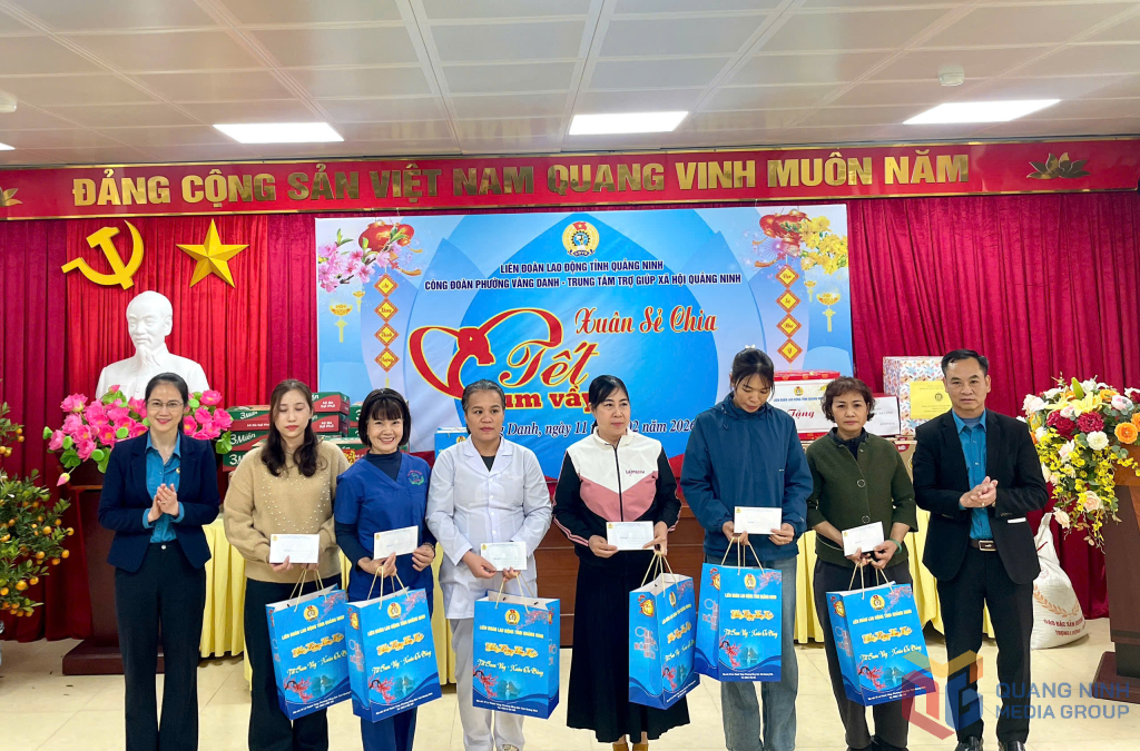 Đại diện C&ocirc;ng đo&agrave;n phường V&agrave;ng Danh trao qu&agrave;, động vi&ecirc;n người lao động tại trung t&acirc;m