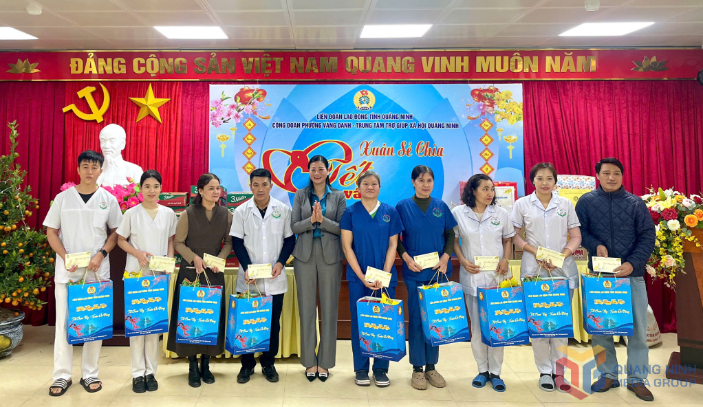 Liên đoàn Lao động tỉnh Quảng Ninh tặng quà Tết cho đoàn viên có hoàn cảnh khó khăn