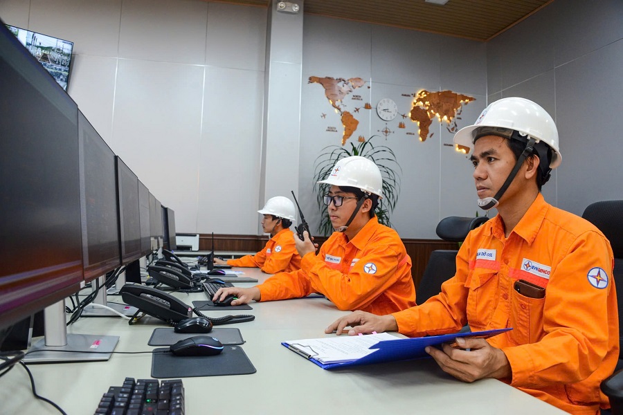 Theo d&otilde;i c&aacute;c thiết bị từ Ph&ograve;ng Điều khiển trung t&acirc;m Nh&agrave; m&aacute;y Thủy điện Đồng Nai 4.