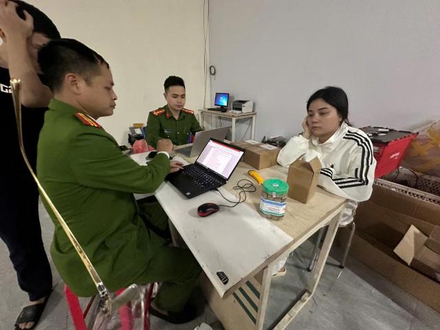 L&ecirc; Thị Ngọc T&igrave;nh (th&ocirc;n Ch&acirc;u T&ugrave;ng, x&atilde; Đức Thọ, tỉnh H&agrave; Tĩnh) l&agrave; một trong c&aacute;c đối tượng mua thuốc đ&ocirc;ng y giả về ti&ecirc;u thụ tr&ecirc;n thị trường. (Ảnh: C&ocirc;ng an H&agrave; Tĩnh)