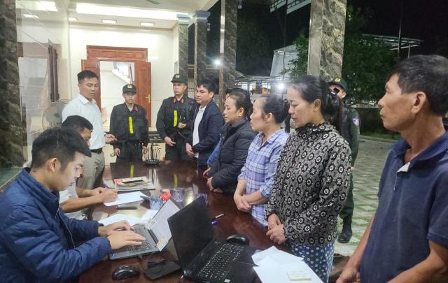 Lực lượng chức năng l&agrave;m việc với Đo&agrave;n Thị Lam.