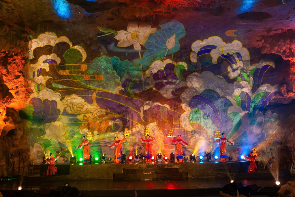 C&aacute;c tiết mục nghệ thuật độc đ&aacute;o kết hợp giữa văn h&oacute;a truyền thống v&agrave; thiết bị hiện đại mang lại nhiều cảm x&uacute;c ấn tượng cho du kh&aacute;ch